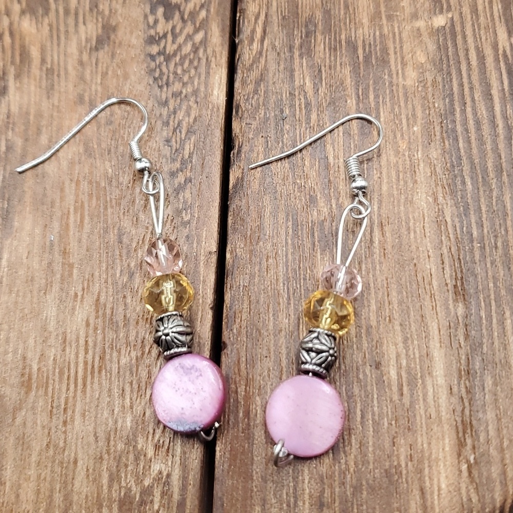 E962 mother of pearl pink drop earrings ✨️